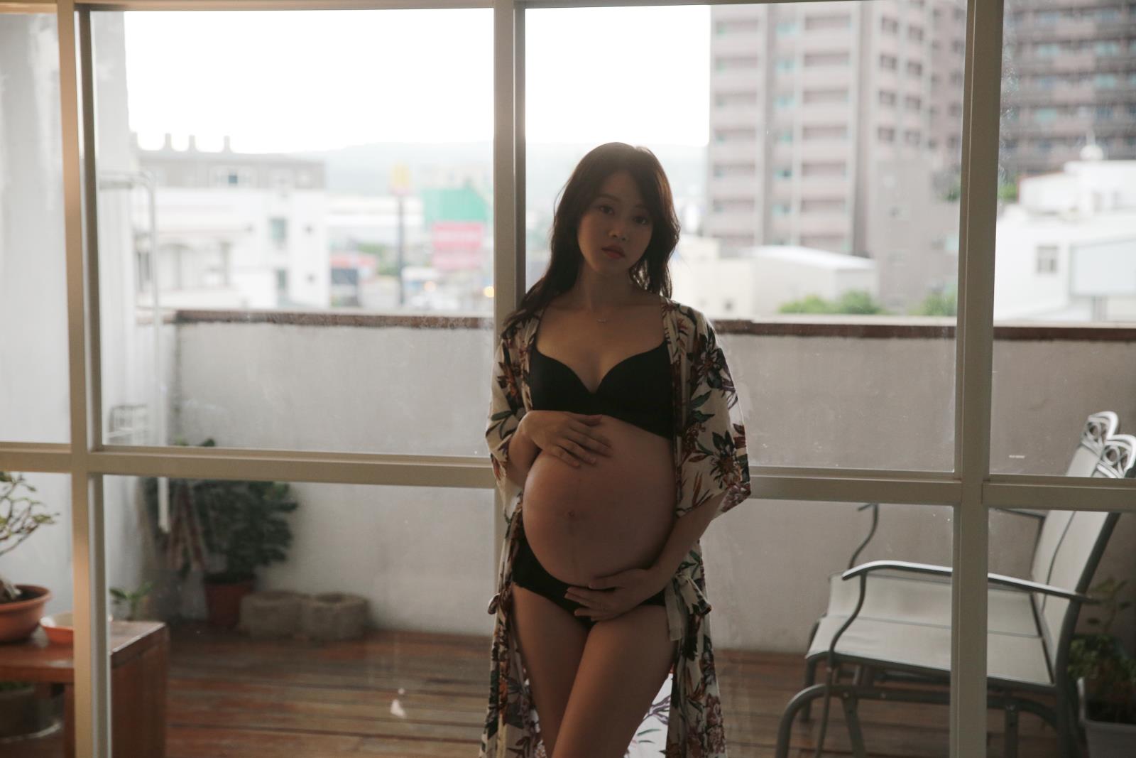 窗邊孕婦肖像