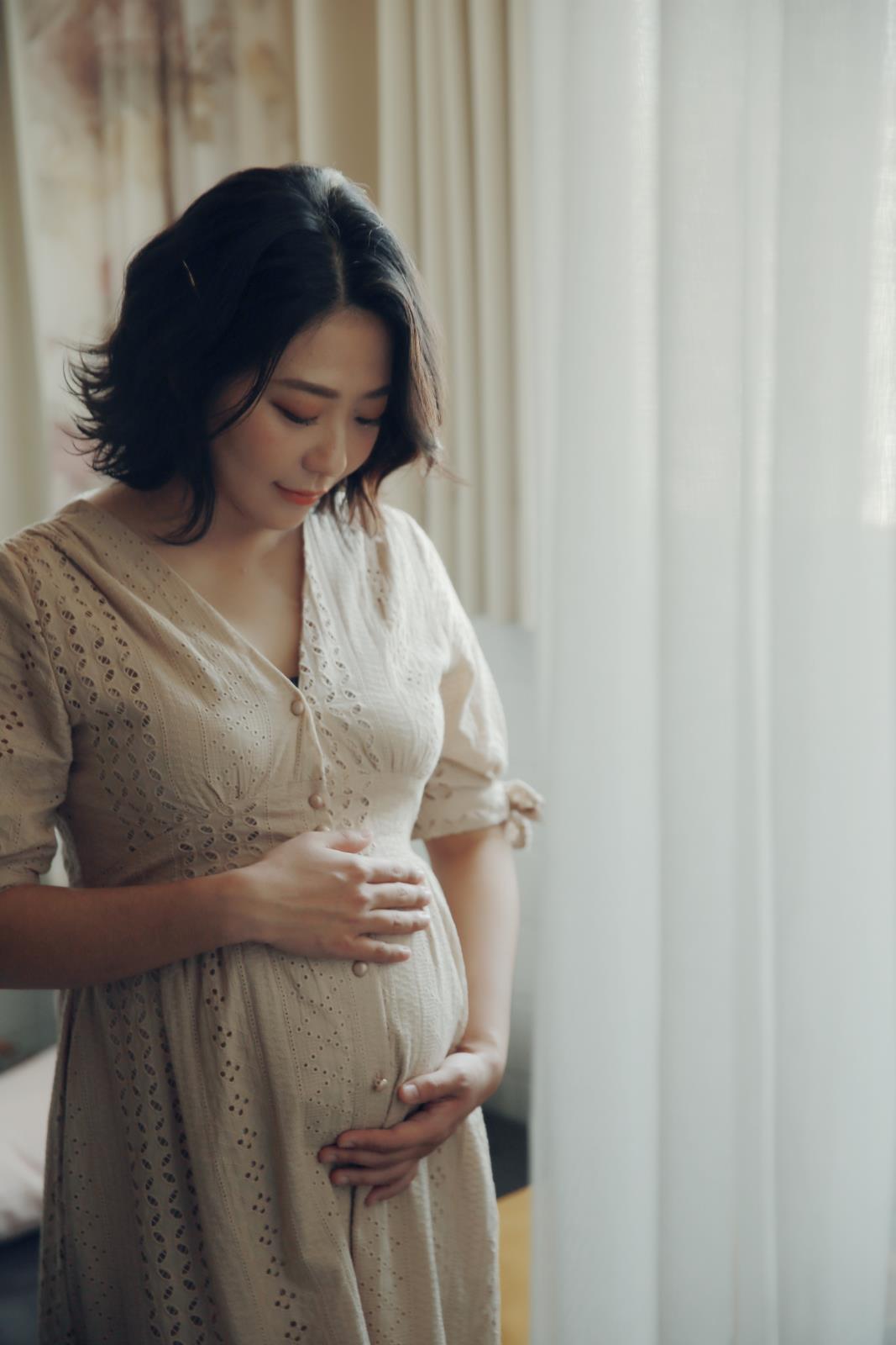 窗邊柔光孕婦寫真