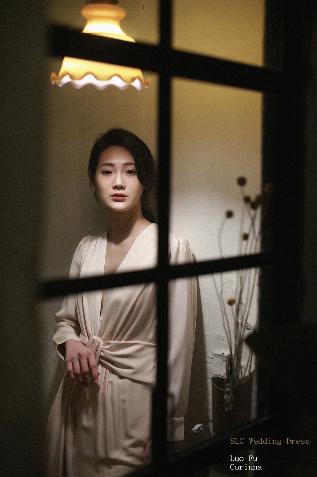 婚紗攝影新娘獨照｜窗邊吊燈下的禮服新娘，電影感光線｜螺父攝影工作室