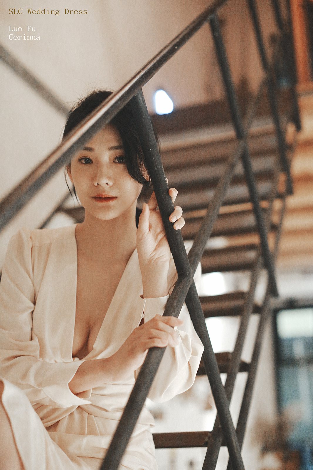 婚紗攝影新娘獨照｜鐵梯旁的禮服新娘看鏡頭｜螺父攝影工作室